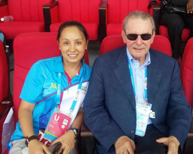 2014年8月19日,前国际奥林匹克委员会主席罗格一行参观青奥体育公园橄榄球场,南京副总经理朱照霞陪同参观。