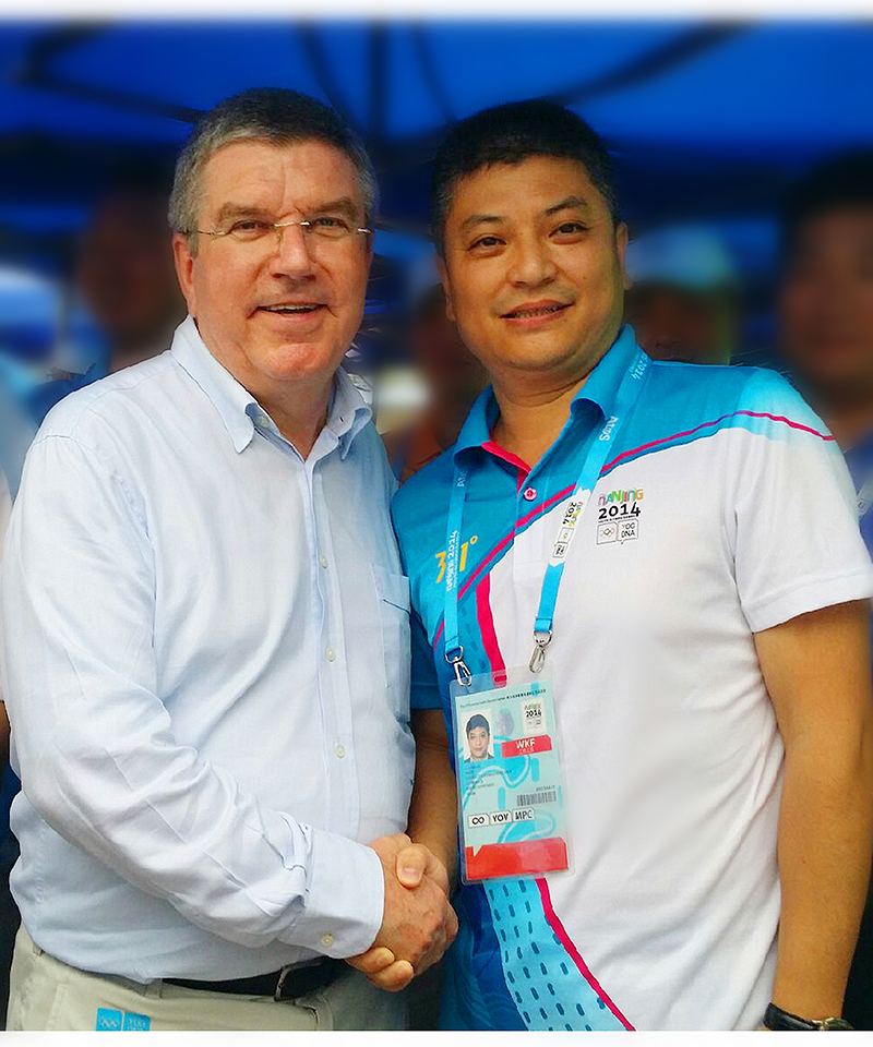 2014年8月19日,国际奥林匹克委员会主席托马斯巴赫一行参观青奥体育公园,南京总经理李陪同参观。